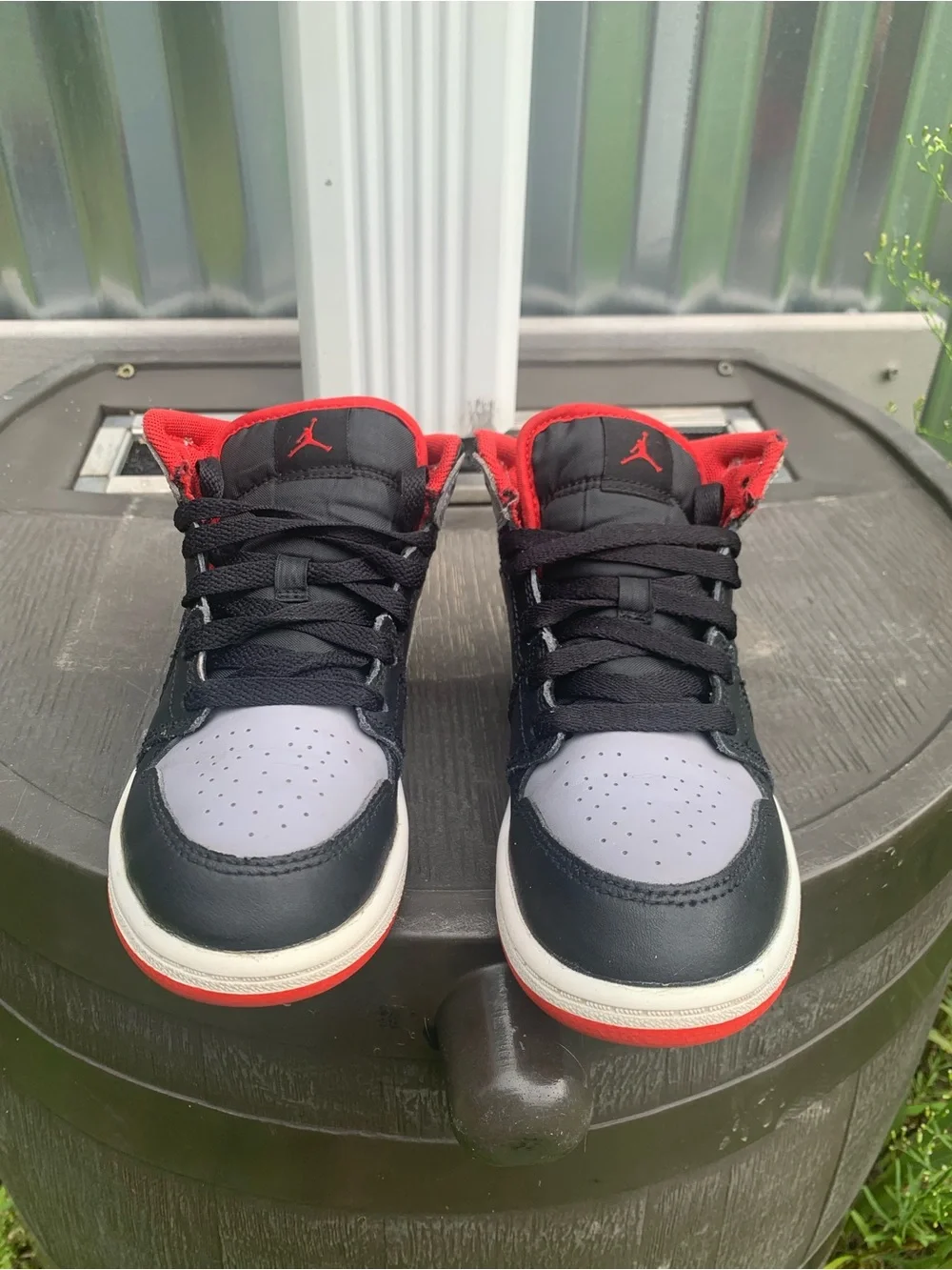 Kids Nike Jordan 1 Mid-Top Sneakers in Black, Gray and Red Size 1Y Nike 8424-006